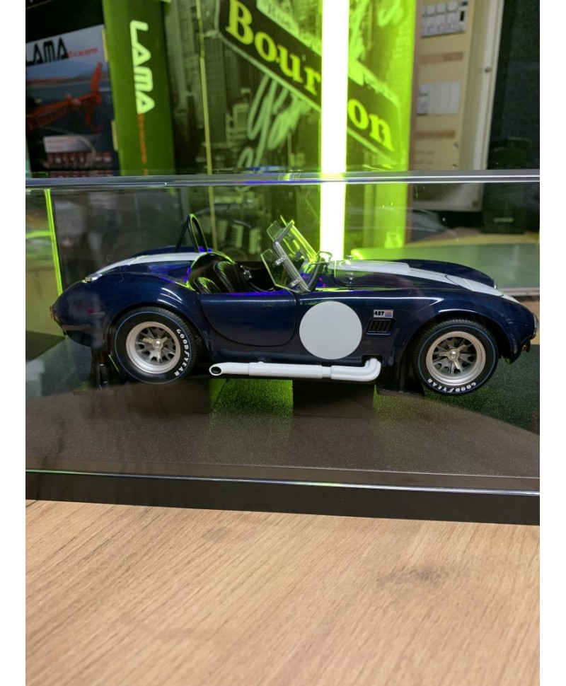 1/8 Vitrine für Modelle Boden Rot Kunstleder premium quality 1/8 Vitrine für Modelle Boden Rot Kunstleder premium quality